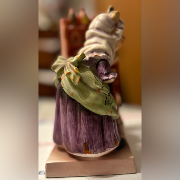Vintage Lefton’s “Old Mother Hubbard” Porcelain Figurine #1105 - Picture 5 of 9